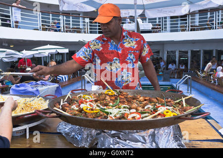 dh CVM Marco Polo Cruise Liner KREUZFAHRT REISE Chef Kellner Serviert Essen Kreuzfahrtschiffe Buffet an Bord Service Schiff Mahlzeit auf Board Deck Essensurlaub Stockfoto