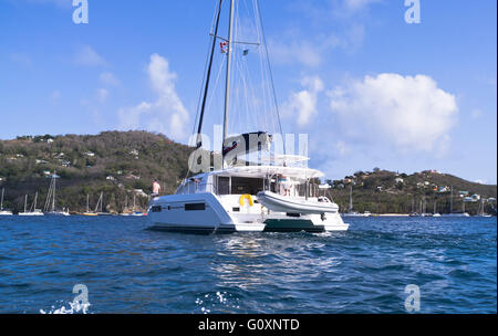 dh Bequia Island Admiralty Bay ST VINCENT GRENADINE KARIBISCHE INSELN Katamaran karibik Yacht Ankunft Boot Kreuzfahrt Annäherung windwärts Segelboot Stockfoto