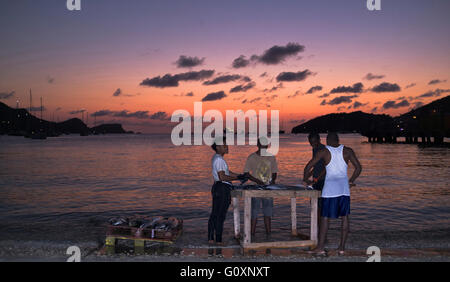 Dh Bequia island St. Vincent KARIBIK Fischer ausnehmen schneiden Tage Fang Sonnenuntergang Admiralty Bay Beach landing Fisch Stockfoto