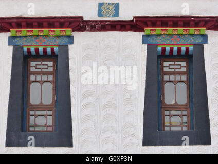 Fenster mit bunten und traditionelle tibetische Design in Lhasa, Tibet. Stockfoto