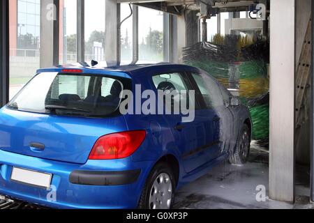Auto-Waschanlagen durchlaufen Stockfoto