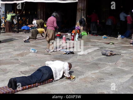 Tibetische Pilger und Gläubige sich niederwerfen in Gebete im Jokhang-Tempel in Lhasa, der heiligste Tempel in Tibet. Stockfoto