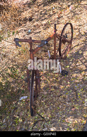 dh Mayreau Insel St. VINCENT Karibik Rost Fahrrad links seitlich der Straße Saint Vincent und die Grenadinen Stockfoto