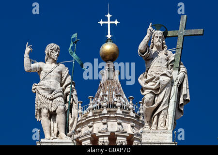 Zwei Statuen auf der Fassade der Basilika von St. Peter - Christus, den Erlöser und St. Johannes der Täufer. Stockfoto