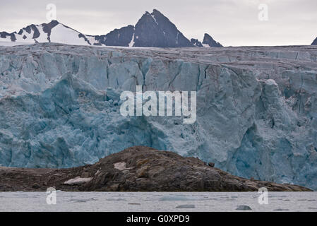 Kleine Eisberge treiben vor Smithbreen Gletscher in Raudfjorden, Svalbard Stockfoto