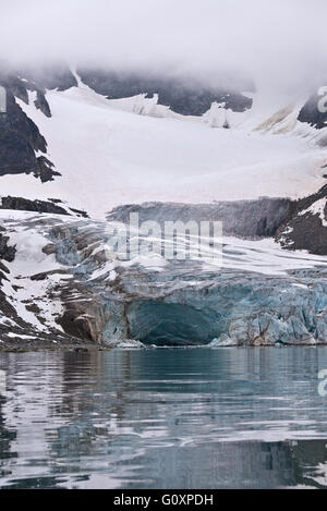 Kleine Eisberge treiben vor Smithbreen Gletscher in Raudfjorden, Svalbard Stockfoto