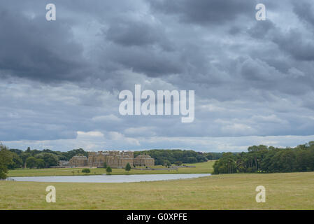 Großen Himmel und Wolken hängen über Holkham Hall and Country Estate in Norfolk, England Stockfoto