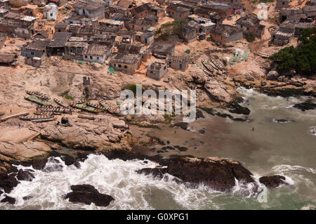 Eine Luftaufnahme des eine Fischersiedlung zwischen Cape Coast und die Stadt Elmina - südlichen Ghana. Stockfoto