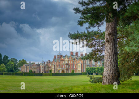 Sturm Wolken über Residenz der Queen in Norfolk, Sandringham House Stockfoto