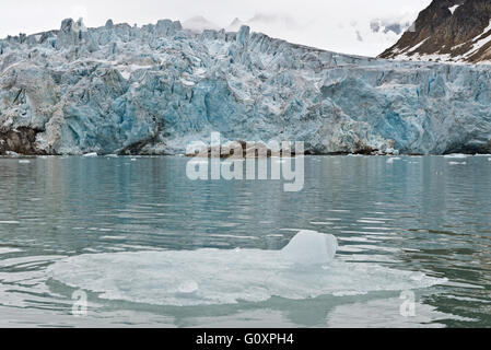 Kleiner Eisberg vor Smithbreen Gletscher in Raudfjorden, Svalbard Stockfoto