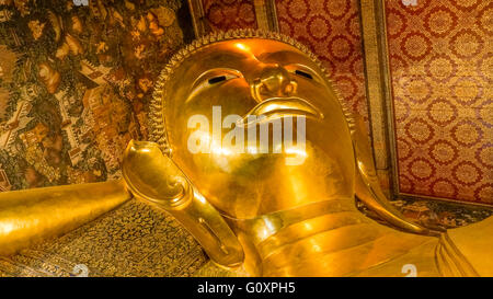 liegende Buddha im Wat Pho. Porträt des Gesichts von den goldenen liegenden Buddha im Wat Pho. beliebte Touristenattraktion Stockfoto