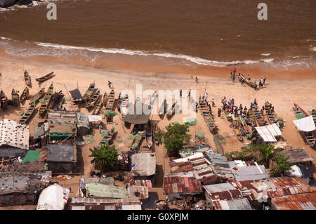 Menschen, Fischernetze und Kanus machen einen sehr interessanten Zusammensetzung des täglichen Lebens auf einem Strand westlich von Monrovia, Liberia. Stockfoto