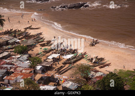 Menschen, Fischernetze und Kanus machen einen sehr interessanten Zusammensetzung des täglichen Lebens auf einem Strand westlich von Monrovia, Liberia. Stockfoto