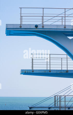 Olympische Sprungturm von der Seite mit einem blauen Himmel Stockfoto