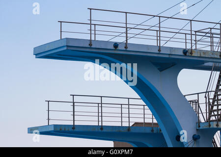 Olympische Sprungturm von der Seite mit einem blauen Himmel Stockfoto