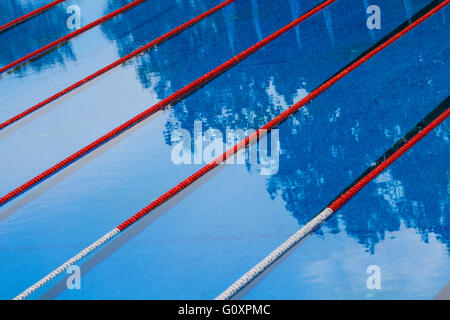 Leere Olympia-Schwimmhalle mit klare blaue Wasser Stockfoto