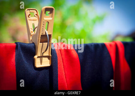 Waschen-Clip auf der Wäscheleine. Stockfoto