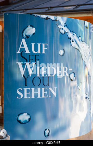 Ein Schild mit der Aufschrift "Auf Wiedersehen" am Ausgang zu den Krimmler Wasserfällen Hohe Tauern Nationalpark Österreich Europa Stockfoto