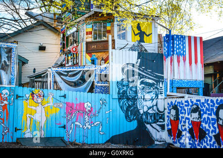 Kreative und künstlerische Wohnanlage voller farbenfroher Wandmalereien und Wandkunst in einem angesagten Viertel von „5 Points“ in East Nashville, TN, Music City, USA Stockfoto
