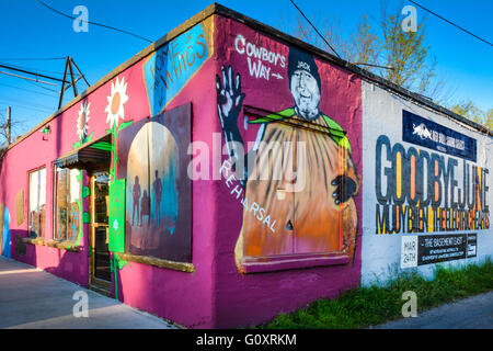 Die Performance-Künstlerin Co-op-Gebäude ist wild künstlerische und bunt am 5-Punkte, East Nashville angesagten Szeneviertel Stockfoto