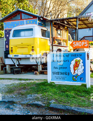 Imbisswagen, ich Traum Weenie bietet Hotdogs aus umgebauten VW-Bus-Küche im trendigen 5 Punkte in East Nashville TN Stockfoto