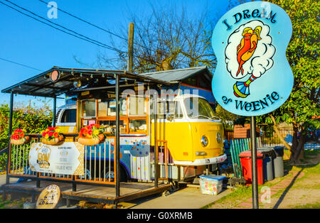 Imbisswagen, ich Traum Weenie bietet Hotdogs aus umgebauten VW-Bus-Küche im trendigen 5 Punkte in East Nashville TN Stockfoto