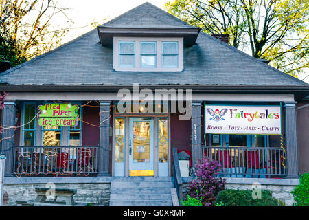 Der Rattenfänger Eisdiele und Märchen-Buch, teilen Kunsthandwerke Haus in 5 Punkten Distrikt East Nashville, TN Stockfoto