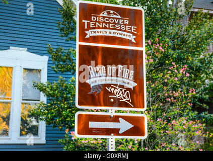 Entdecken Sie Tennessee Trails & Seitenwege, Ring Of Fire Zeichen lodert mit Ghost und Legenden Straße in fünf Punkten in East Nashville, TN Stockfoto