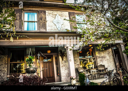 Eine aufwändig verzierte Fassade eines alten Hauses in fünf Punkten in der trendigen, hipster, künstlerische East Nashville, TN Nachbarschaft Stockfoto