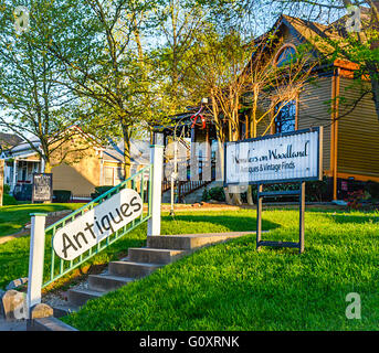 Die "Wunder von Woodland" Zeichen Antik & Vintage Store behauptet ein viktorianischen Haus im Stadtteil East Nashville TN 5 Punkte Stockfoto