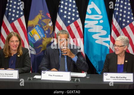 US-Präsident Barack Obama trinkt aus einem Glas Wasser bei einem Briefing über die Flint-öffentliche Gesundheit-Wasser-Krise während eines Treffens mit Bundes-Responder bei der Food Bank of Eastern Michigan 4. Mai 2016 in Flint, Michigan. Der Präsident wird von Health And Human Services Sekretärin Sylvia Mathews Burwell, links, und Environmental Protection Agency Administrator Gina McCarthy flankiert. Stockfoto