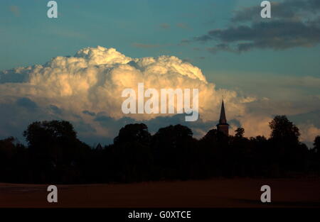 AJAXNETPHOTO. 21. OKTOBER 2005. SOMME, FRANKREICH. -THUNDER CUMULUSWOLKEN ROLLEN ÜBER PICARDIE. FOTO: JONATHAN EASTLAND/AJAX REF: 52110 585 Stockfoto