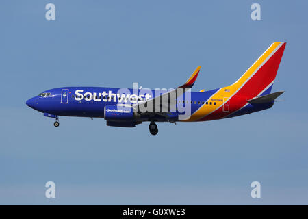 Los Angeles, Vereinigte Staaten von Amerika - 19. Februar 2016: A Southwest Airlines Boeing 737-700 mit der Registrierung N910WN landet auf dem Los Stockfoto