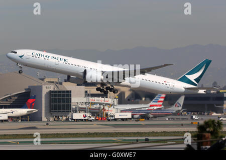 Los Angeles, USA - 20. Februar 2016: A Cathay Pacific Boeing 777-300ER mit der Registrierung startet B-KPM vom Los Angeles Int Stockfoto