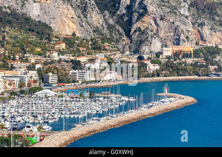 Blick auf Hafen mit Yachten entlang der Küstenlinie von Menton - kleine Stadt an der Côte d ' Azur. Stockfoto