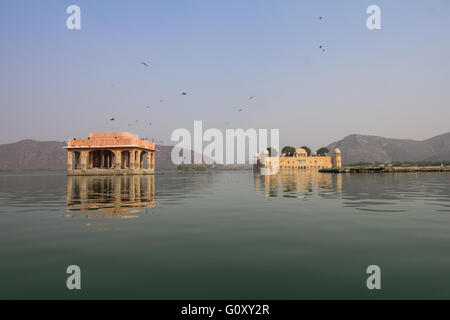 JAL Mahal an einem hellen Sonnentag auf Mann Sagar See reflektiert. Es ist eine wichtigste Sehenswürdigkeit in Jaipur, Rajasthan. Stockfoto