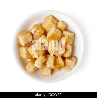 Schüssel mit Croutons isoliert auf weißem Hintergrund, Ansicht von oben Stockfoto