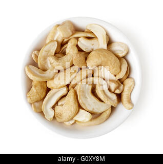 Schale mit ungeschälte Cashew-Nüssen isoliert auf weißem Hintergrund, Ansicht von oben Stockfoto