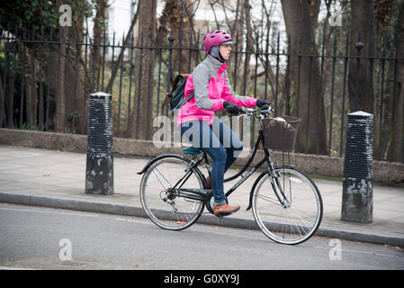 Radfahrer Radsport Pendler Fahrrad Fahrt zur Arbeit Stockfoto