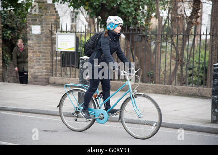 Radfahrer Radsport Pendler Fahrrad Fahrt zur Arbeit Stockfoto