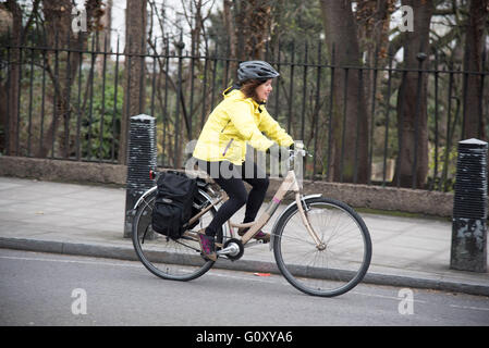 Radfahrer Radsport Pendler Fahrrad Fahrt zur Arbeit Stockfoto