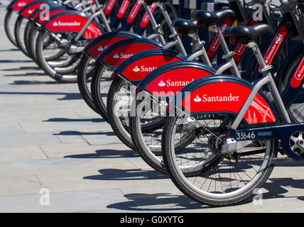 Zeilen der Santander Bank gesponsert-Bikes in der Londoner Fahrrad Verleih Schema. Boris bikes auf den Straßen Londons. Stockfoto