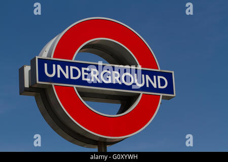 Ein londoner U-Schild mit einem klaren, blauen Himmel hinter. Stockfoto