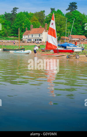 England segeln Fluss, Blick auf die kleinen Segelboote, entlang des Flusses Deben Küstenlinie mit einer Country Pub in der Ferne, Ramsholt, Suffolk, Großbritannien gezeichnet Stockfoto