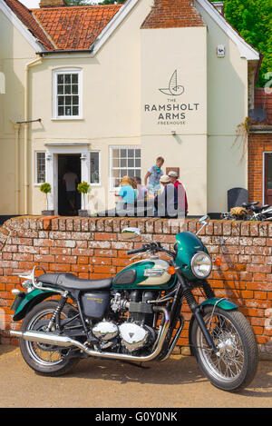 Triumph Motorrad Vor Einem Haus In England Stockfotografie Alamy