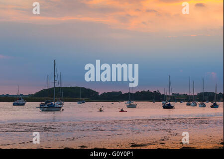 Suffolk River Deben, Aussicht in der Dämmerung über den Fluß Deben in der Nähe von Ramsholt, Suffolk, England, Großbritannien Stockfoto