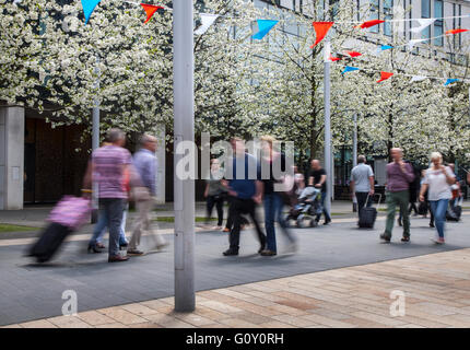 Touristen und Besucher der Stadt, unter die Apfelblüte in Thomas steuert übrigens Liverpool One, Merseyside, England Stockfoto