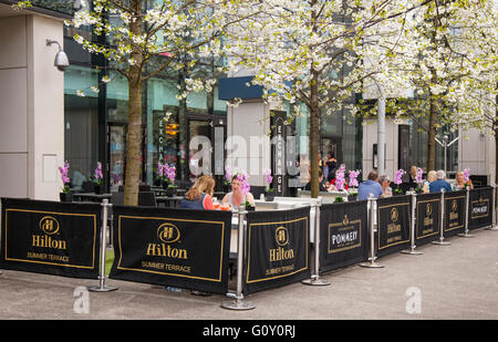 Touristen und Besucher der Stadt Hotel Hilton, Zeichen mit Gehäuse unter dem Apple Blossom in Thomas lenkt, Liverpool, Merseyside, UK Stockfoto