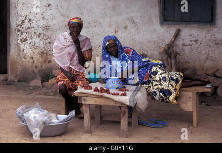 Straße Frauen verkaufen Kolanüsse in Zebilla Markt, Ghana, Stockfoto