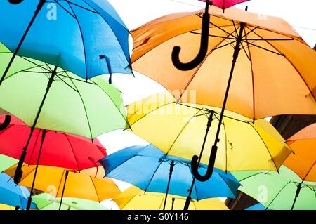 Viele bunte Schirme gegen den Himmel in Stadt-Einstellungen. Kosice, Slowakei. Farbigen Hintergrund Stockfoto